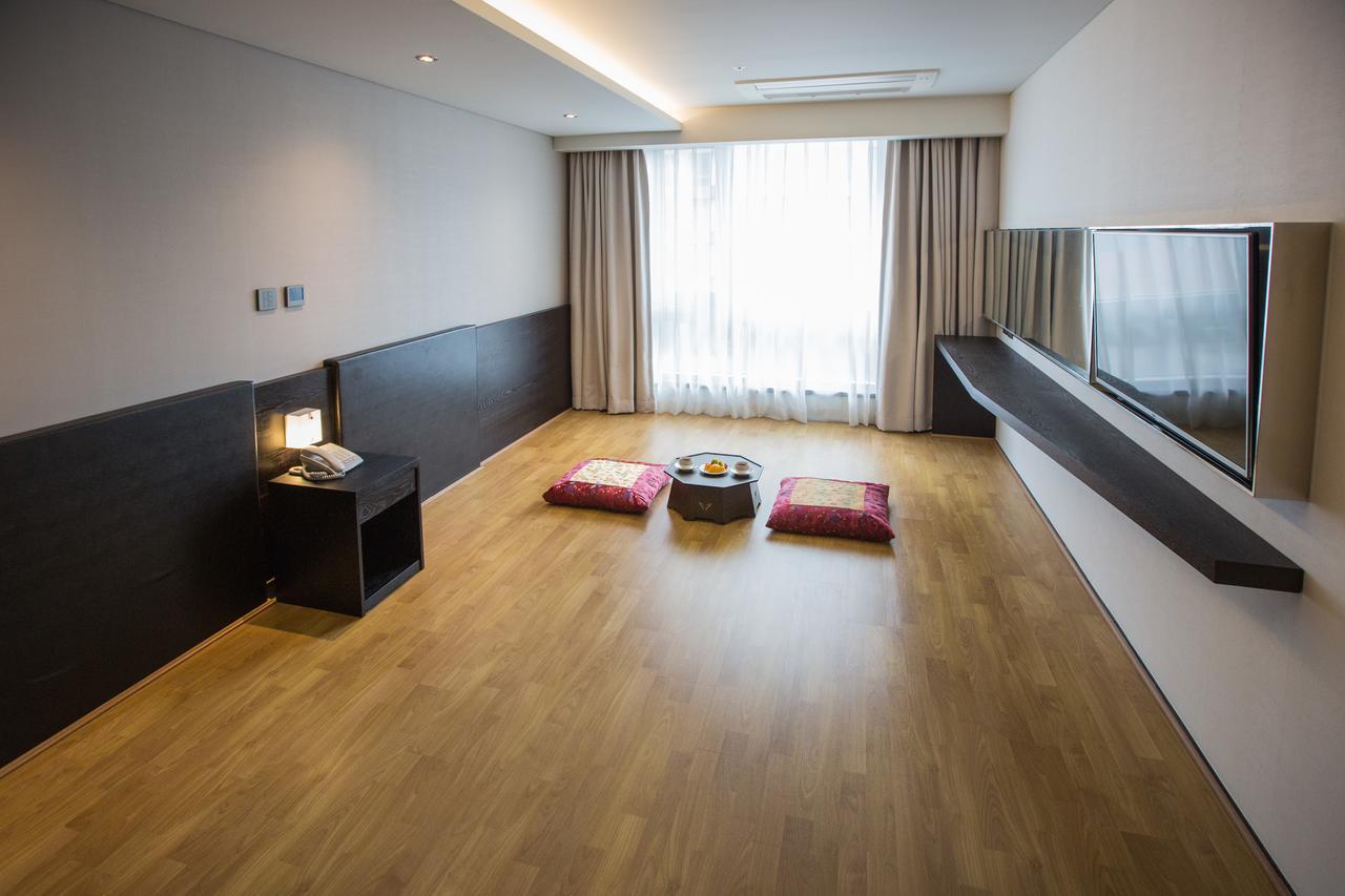 Gloucester Hotel Jeju Exteriör bild