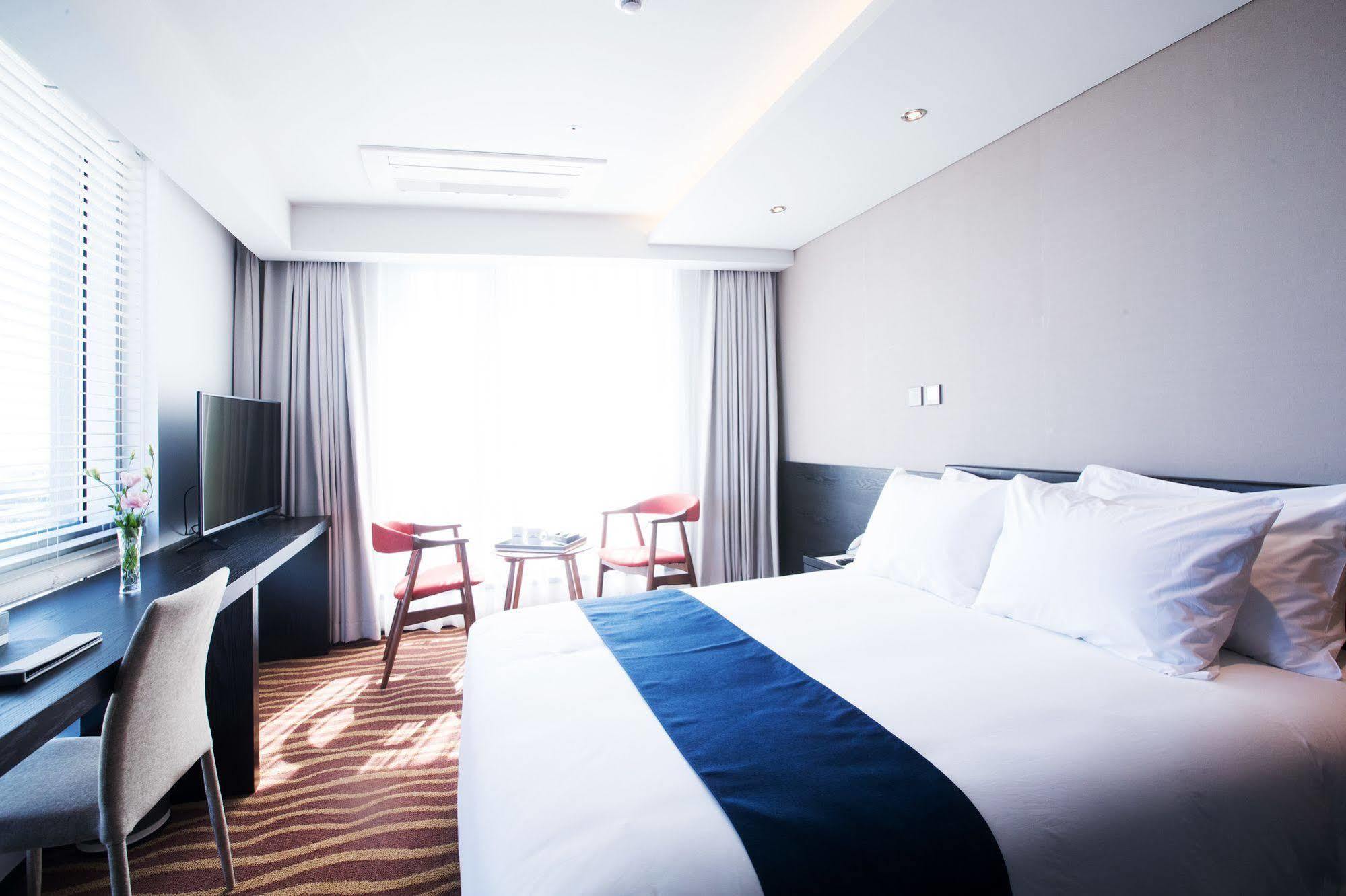 Gloucester Hotel Jeju Exteriör bild