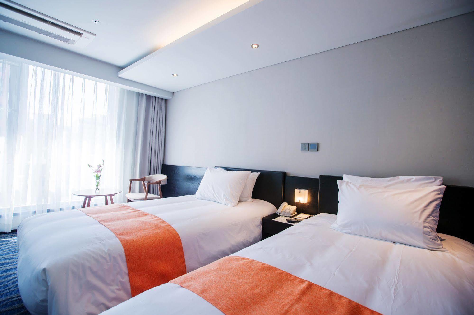Gloucester Hotel Jeju Exteriör bild