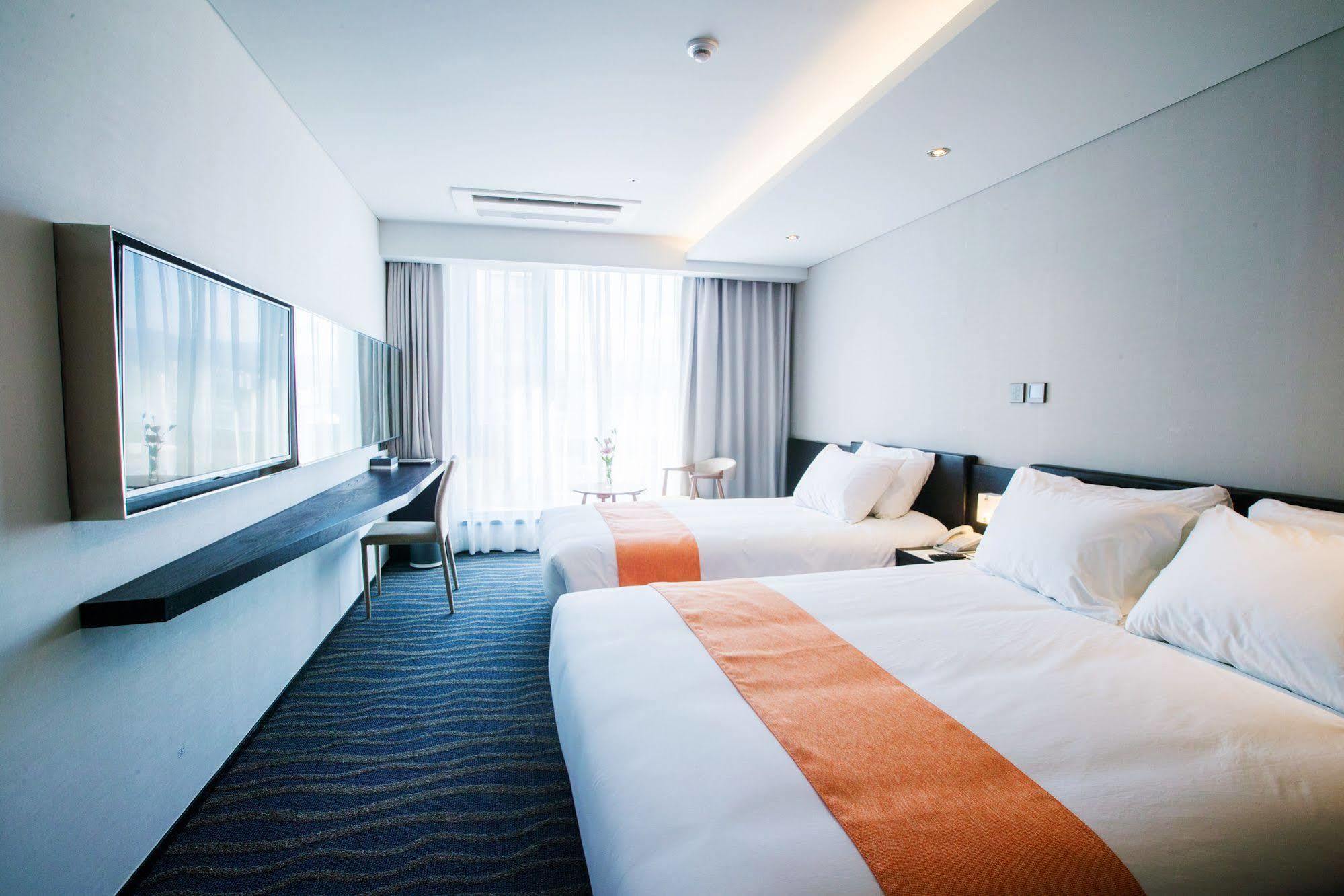 Gloucester Hotel Jeju Exteriör bild